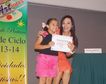 La Mtra. de Pintura Rocio Aguilera hace entrega del diploma a uno de los alumnos del Taller de Pintura Creando Artistas como fin de ciclo 2013-14 en el WTC, Veracruz