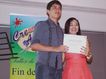 La Mtra. de Pintura Rocio Aguilera hace entrega del diploma a uno de los alumnos del Taller de Pintura Creando Artistas como fin de ciclo 2013-14 en el WTC, Veracruz