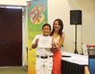 La Mtra. de Pintura Rocio Aguilera hace entrega del diploma a uno de los alumnos del Taller de Pintura Creando Artistas como fin de ciclo 2012-13 en el Hotel Camino Real, Veracruz