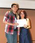 La Mtra. de Pintura Rocio Aguilera hace entrega del diploma a uno de los alumnos del Taller de Pintura Creando Artistas como fin de ciclo 2014-15 en el WTC, Veracruz