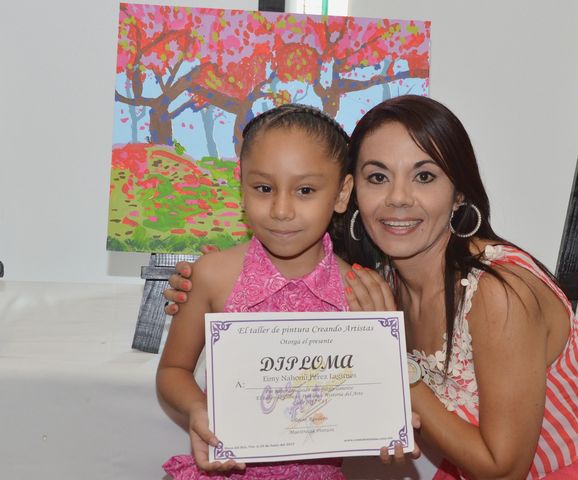 Alumna de 7 años recibe su diploma y muestra su obra como fin de ciclo 2012-13 del taller de pintura Creando Artistas en el hotel Camino Real, Veracruz