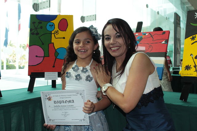 La mtra Rocio Aguilera con alumna en la Exposición de obras de los alumnos del Taller de Pintura Creando Artistas como fin de ciclo 2013-14 en el WTC Veracruz