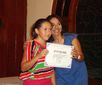 La Mtra. de Pintura Rocio Aguilera hace entrega del diploma a una de las alumnas del Taller de Pintura Creando Artistas como fin de ciclo 2011-12 en el Hotel Mocambo, Veracruz