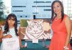 La mtra Rocio Aguilera con alumna en la Exposición de obras de los alumnos del Taller de Pintura Creando Artistas como fin de ciclo 2013-14 en el WTC Veracruz