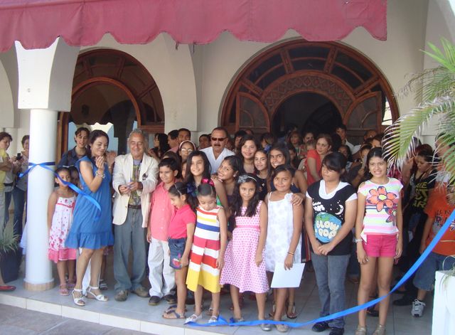 Corte de liston por el Mtro. Manuel Zardain en el Hotel Mocambo veracruz en el fin de ciclo 2011-12 del Taller de Pintura Creando Artistas