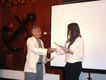 El Artista plástico Manuel Zardain hace entrega del diploma a una de las alumnas del Taller de Pintura Creando Artistas como fin de ciclo 2011-12 en el Hotel Mocambo, Veracruz